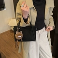 Chique zwarte matte emmertas met een schattige monster pluche hanger aan een jas - Sleutelhanger Stijl / Zwart