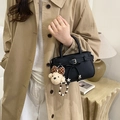 Elegante borsa a mano nera a grana con fiocco e ciondolo a forma di cane di peluche - Con Ciondolo / Nero