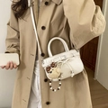 Borsa a mano bianca in pelle con fiocco e ciondolo a forma di orsetto per donna - Con Ciondolo / Bianco