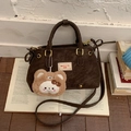 Bolso bandolera vintage marrón oscuro con colgante de oso sobre fondo de libro inglés - Café (Con Colgante)(A-MAI-1808)