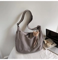 Détail d'un grand sac fourre-tout marron clair avec broderie et un ours en peluche - Gris Avec Pendentif