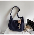 Detalle de un bolso tote azul marino grande con cremallera doble y colgante de osito - Azul con colgante