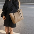 Borsa tote classica in pelle martellata marrone con fibbie argento per pendolari eleganti - Cachi