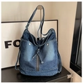 Dettaglio borsa hobo in denim lavato blu scuro con rivetti vintage e cerniere decorative - Blu scuro