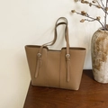 Borsa tote minimalista in pelle litchi marrone con fibbie argento e tracolle regolabili - Marrone