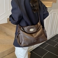 Grande borsa a tracolla in ecopelle marrone scuro con chiusura metallica ovale argento - Marrone