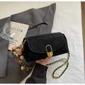 Détail du sac carré noir avec fermoir doré et accessoire de charme en peluche marron - Avec Pendentif / Noir