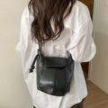 Bolso tipo cubo negro en cuero PU brillante con nudos decorativos y correa de hombro - Negro