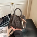 Bolso tipo cubo de gamuza marrón oscuro con pespuntes de espiga y adornos de madera - Marrón
