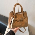 Bolso bandolera de ante marrón con costuras en V y colgante de cuentas decorativo - Marrón