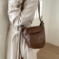 Bolso cubo marrón oscuro en cuero mate con costuras geométricas minimalistas - Marrón