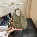 Bolso bandolera verde oscuro con acolchado en V y borla de cuentas de madera decorativa - Verde