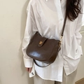 Bolso bandolera de cuero marrón oscuro minimalista con hebilla de metal dorado vintage - Marrón