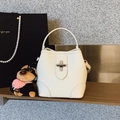 Bolso saco de cuero granulado blanco roto con hebilla plateada y colgante de perro - Con Colgante / Blanco Roto