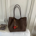 Detalle del bolso tote marrón oscuro de ante sintético con colgante de peluche - Con Colgante / café