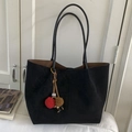 Bolso tote grande de ante negro con correas de hombro y colgante de pompones de colores - Con Colgante / Negro