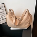 Bolso tote minimalista de nailon beige en forma de media luna con correa ajustable - Caqui