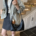 Schwarze Hobo-Schultertasche mit Webstruktur und einem süßen braunen Teddybär-Anhänger - Schwarz mit Anhänger