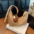 Braune Shopper-Tasche mit Webstruktur und passendem Plüsch-Anhänger im Alltagsstil - Khaki mit Anhänger