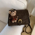 Bolso bandolera de ante marrón oscuro con hebilla dorada y colgante de oso de peluche - Marrón (Con Colgante)