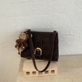 Bolso de hombro retro en ante marrón oscuro con cierre en D dorado y un osito - Café (Con Colgante)