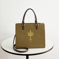 Détail du sac cabas vert olive avec logo couronne et poignées en cuir marron foncé - Vert