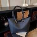 Minimalistische schwarze matte Leder-Shopper mit langen Henkeln und Gold-Details - Schwarz