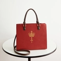Sac cabas rouge carré avec emblème couronne dorée et anses en cuir marron chic - Rouge