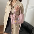 Bolso de mano rosa en cuero granulado con cierre de esfera y colgante de corazón - Rosa