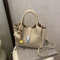 Bolso beige de piel granulada con cierre de reloj plateado y correa ajustable - Caqui