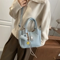 Bolso tipo cubo de cuero granulado azul claro con cierre de dial único y mini colgantes decor - Azul
