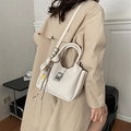 Bolso de mano blanco en cuero granulado con cierre plateado lucido por modelo - Blanco