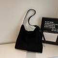 Borsa tote in camoscio nero minimalista con tracolla sottile e fibbie in argento - Nero