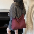 Vintage-Hobo-Tasche aus burgunderrotem Wildleder mit großem Stauraum und breitem Gurt - Burgunderrot