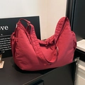 Bolso bandolera rojo de media luna de gran capacidad con pliegues suaves - Rojo
