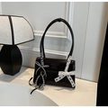 Dettaglio borsa a spalla in pelle lucida marrone scuro con fiocchi e catena d'argento - Con Ciondolo / Nero