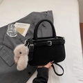 Sac à main en similicuir noir mat avec boucle et breloque lapin en peluche beige - Noir avec pendentif