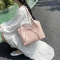 Minimalistische rosa Tote-Bag aus Leder mit Schleife und geprägtem GONGZHI-Logo - Rosa
