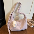 Sac bandoulière matelassé lavande avec breloque lapin en peluche blanche et zip - Violet Taro (Avec Charme)