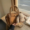 Braune Premium-Handtasche aus Kunstleder mit süßem Plüschhasen und verstellbarem Gurt - Mit Anhänger / Braun