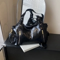 Borsa hobo vintage nera lucida in pelle cerata con dettagli di cerniere metalliche - Nero