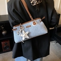 Bolso de hombro denim con ribete de cuero marrón, colgante de estrella y perro globo - Marrón con colgante