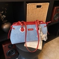 Bolso bowling de mezclilla azul con ribete de cuero rojo y colgante de estrella plata - Rojo con Colgante