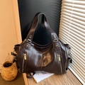 Grande borsa tote marrone scuro in pelle cerata con dettagli in metallo dorato - Marrone