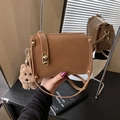 Vintage Umhängetasche aus Leder in Karamell mit Goldbeschlägen und Plüschbär - Braun (Mit Bärenanhänger)