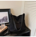 Dettaglio borsa tote in velluto a coste nero con tracolla regolabile e tasca a scatto - Nero