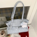 Hellblaue Schultertasche aus Kunstleder mit Sternanhänger und Metallösenriemen - Blau