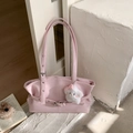 Rosa Schultertasche aus Kunstleder mit Metallösen und Plüsch-Kätzchen-Anhänger - Rosa