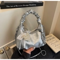 Détail du sac à main argenté avec breloque cœur en dentelle perlée et poignée plissée - Style avec Pendentif / Argent (Avec Pendentif)