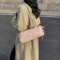 Bolso de hombro baguette rosa con detalles de lazos y etiqueta de moda - Rosa